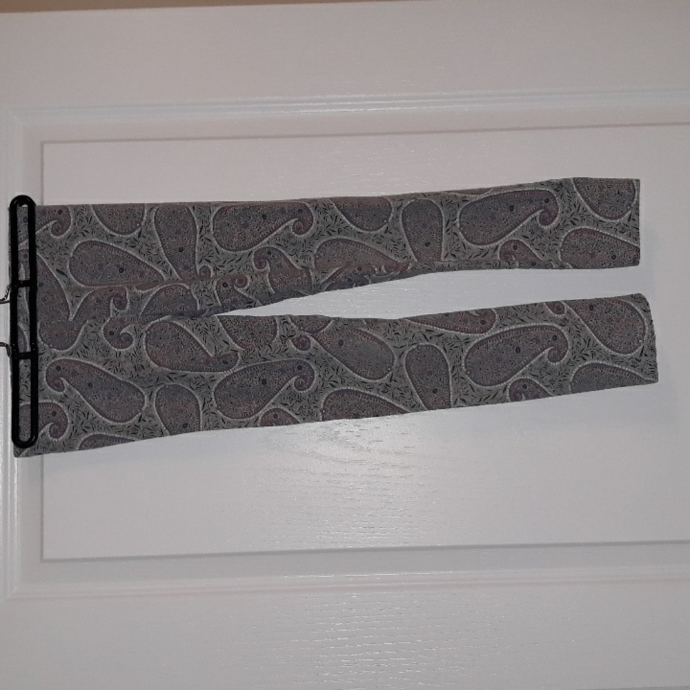 Old Navy blue and grey patterned legginings